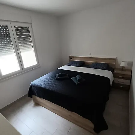 Apartment La *